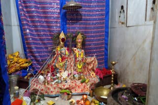 worship-is-done-according-to-the-tradition-of-vrindavan-in-krishna-janmashtami-in-ranchi