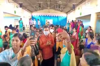 women rushed to take selfie with mla mp renukacharya