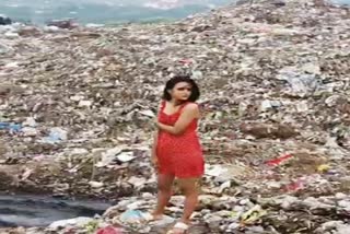 model walked over garbage in Ranchi