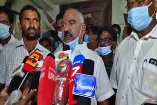 gingee mathan  minister gingee masthan  child attacked by his mother  moter attacked child  gingee mother attacked child  kallakurichi news  kallakurichi latest news  minister visit to see child attacked by his mother  தாயால் தாக்கப்பட்ட குழந்தை  குழந்தையை தாக்கிய தாய்  பாதிக்கப்பட்ட குழந்தையை நேரில் சென்று பார்த்த அமைச்சர்