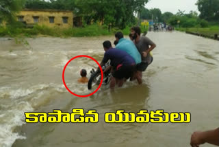 Floods in warangal, youth saved mother and son