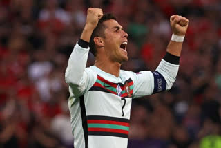 Cristiano Ronaldo completes return to Manchester United after 12 years