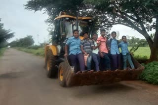 students-went-to-school-in-jcb-bucket