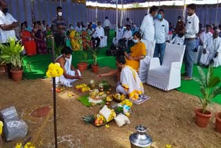 MP Sumalatha performed puja worship to build a new house in Mandya