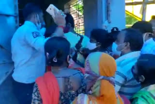 Chaos at Covid 19 Vaccination Center in Barasat North 24 Pargana