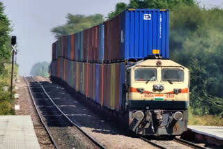 Indian Railways  Freight loading in Indian Railways  freight loading  Indian Railways register Highest Freight in terms of loading and earning  Indian Railways register Highest Freight in loading and earning  ചരക്ക് ഗതാഗതത്തിൽ റെക്കോഡ് കുതിപ്പ് നടത്തി ഇന്ത്യൻ റെയിൽവേ  ഇന്ത്യൻ റെയിൽവേ  ചരക്ക് കൈമാറ്റത്തിലും വരുമാനത്തിലും മുന്നോട്ട് കുതിച്ച് ഇന്ത്യൻ റെയിൽവേ  ചരക്ക് കൈമാറ്റം  ചരക്ക് നീക്കം  ചരക്ക് ഗതാഗതം  Freight