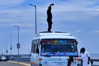 pamban bridge  tourist taking risky selfie at pamban bridge  selfie  risky selfie  ramanathapuram news  ramanathapuram latest news  பாம்பன் பாலத்தில் ஆபத்தான முறையில் செல்ஃபி  ஆபத்தான முறையில் செல்ஃபி  செல்ஃபி  பாம்பன் பாலம்