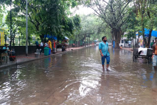 possibility of moderate to heavy rain with thunder in Delhi