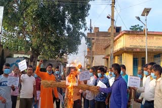 villagers-burnt-effigy-of-mla-manish-jaiswal-in-hazaribag