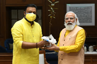Suresh Gopi handover guava sapling to PM Modi