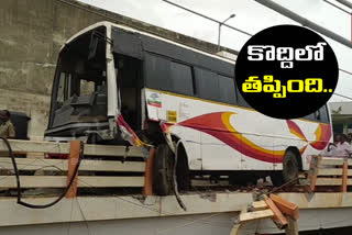 BUS ACCIDENT: కారును తప్పించబోయి.. ఫ్లైఓవర్ వంతెన రక్షణ గోడను ఢీకొట్టిన ఆర్టీసీ బస్సు