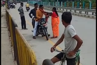 भाजपा नेता को एक महिला ने फेंक कर मारी चप्पल
