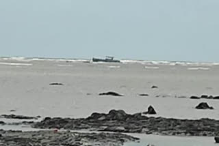 boat hits Bhuigaon beach