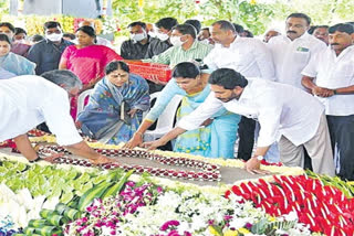 నివాళులు అర్పిస్తున్న సీఎం జగన్