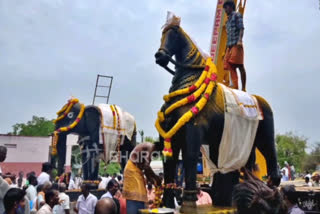 ஸ்ரீ யானைமேல் அழகர் அய்யனார் கோயில்  கோயில்  திருவிழா  தஞ்சாவூர் ஒரத்தநாடு ஸ்ரீ யானைமேல் அழகர் அய்யனார் கோயில்  கோயில் முகப்பில் பொறுத்தப்பட்ட சிலைகள்  சிலைகள்  Idols attached to the facade of the temple  Idols  statue  elephant statue  thanjavur news  thanjavur latest news