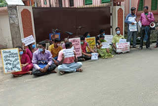 agitation outside Fisheries minister house at contai
