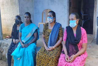 Complaint against a nearby gardener  Sprayed pesticide on the bodies of plantation workers  pesticide on the bodies of plantation workers  തോട്ടം തൊഴിലാളികളുടെ ദേഹത്തേയ്ക്ക് കീടനാശിനി തളിച്ചു  സമീപ തോട്ടമുടമയ്‌ക്കെതിരെ പരാതി  തോട്ടമുടമയ്‌ക്കെതിരെ പരാതി