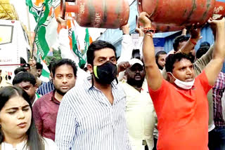 Statewide protest on non-reduction of oil and gas prices: Congress