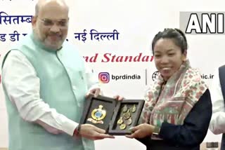 Amit Shah  Mirabai Chanu  Shah Felicitates Mirabai  Olympic Silver Medallist Mirabai Chanu  Union Home Minister Amit Shah  felicitated  गृहमंत्री अमित शाह  ओलंपिक पदक विजेता मीराबाई चानू  मीराबाई चानू सम्मानित