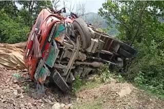 cantor-overturned-on-chandigarh-manali-road-in-bilaspur