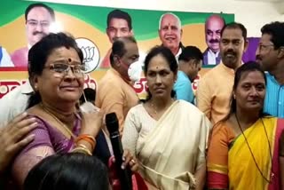 bjp woman activists cries in front of shobha karandlaje