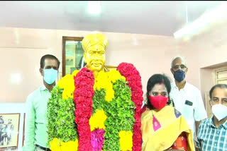 tamilisai soundararajan  tamilisai soundararajan pay tributes  tributes to voc s  tributes to voc statue  tamilisai soundararajan pay tributes to voc statue  thoothukudi news  thoothukudi latest news  வ.உ.சி உருவச்சிலைக்கு மறியாதை செலுத்திய தமிழிசை  வ.உ.சி உருவச்சிலைக்கு மறியாதை  தனமிழிசை சவுந்திரராஜன்  வ.உ.சிதம்பரனாரின் பிறந்த நாள்  நினைவு இல்லம்  கப்பலோட்டிய தமிழன்  கப்பலோட்டிய தமிழனின் பிறந்த நாள்
