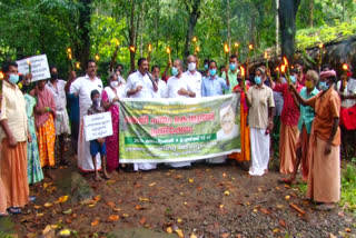 torchlight strike at Kunchipara tribal colony demanding electricity  torchlight strike  Kunchipara tribal colony  demanding electricity  കുഞ്ചിപ്പാറ ആദിവാസി കോളനി  പന്തം കൊളുത്തി സമരം  സമ്പൂർണ വൈദ്യുതീകൃത ജില്ല