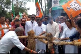 Dhanbad BJP burns effigy of Chief Minister Hemant Soren