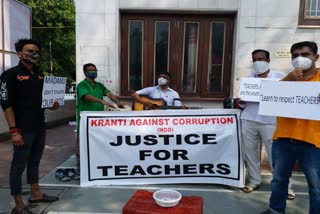teachers-protested-by-begging-on-teachers-day-in-delhi
