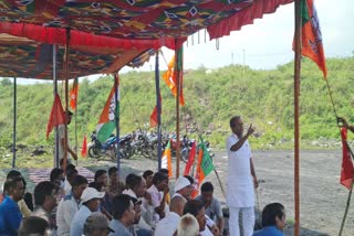 flag-of-bjp-congress-and-cpi-waving-on-stage-in-giridih