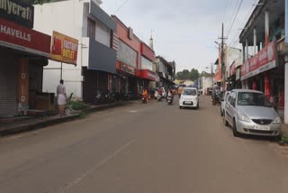 Traders protest in Thodupuzha saying ward based containment zone is unscientific  Traders  Traders protest  containment zone  unscientific  വാർഡ് അടിസ്ഥാനത്തിൽ നിയന്ത്രണം  തൊടുപുഴയിൽ പ്രതിഷേധം  വ്യാപാരികൾ  കണ്ടെയ്ൻമെന്‍റ് സോൺ  Traders protest in Thodupuzha saying ward based containment zone is unscientific  Traders  Traders protest  containment zone  unscientific  വാർഡ് അടിസ്ഥാനത്തിൽ നിയന്ത്രണം  തൊടുപുഴയിൽ പ്രതിഷേധം  വ്യാപാരികൾ  കണ്ടെയ്ൻമെന്‍റ് സോൺ