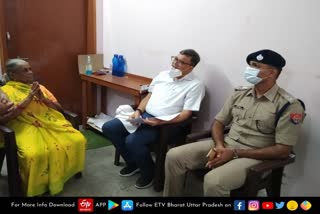 lucknow police commissioner dk thakur meets gold chain loot victim at her residence