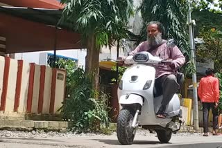 shivamogga-citizens-purchasing-electric-bike