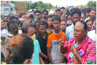 National Highway blocked by locals demanding a proper probe into Abdul Gani's death