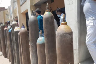 Muzaffarnagar, Uttar Pradesh oxygen shortage in India oxygen cylinders in Muzaffarnagar second wave of covid Oxygen shortage Oxygen shortage Uttar Pradesh Oxygen shortage Muzaffarnagar ഉത്തർപ്രദേശ് ഉത്തർപ്രദേശ് കൊവിഡ് ഓക്സിജൻ ക്ഷാമം ഉത്തർപ്രദേശിൽ ഓക്സിജൻ ക്ഷാമം