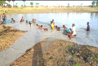 கட்டுப்பாடுகளுடன் கமுதி அருகே நடைபெற்ற  மீன்பிடித் திருவிழா!