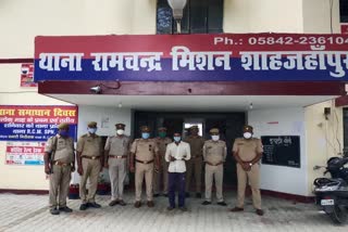 पुलिस की गिरफ्त में बदमाश.