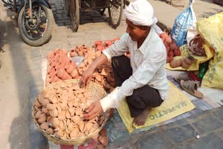 sales of earthen lamps reduced in markets 