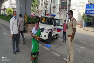 Asif Nagar CI helped to an old women