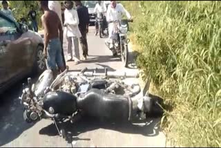 दुर्घटनास्थल पर क्षतिग्रस्त बाइक.