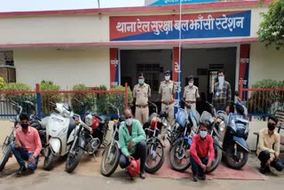 पुलिस की गिरफ्त में नियमों का उल्लंघन करने वाले.