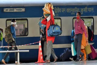 The life of railway coolies amid covid crisis in Jammu Railway coolies coolies in Jammu face hardships Railway coolies in Jammu face hardships amid covid crisis Railway porters in Jammu hit by pandemic കൊവിഡ്-19 കൊവിഡ് covid covid19 കൂലി റെയിൽവേ കൂലികളുടെ ജീവിതം പ്രതിസന്ധിയിൽ റെയിൽവേ കൂലിത്തൊഴിലാളികളുടെ ജീവിതം പ്രതിസന്ധിയിൽ ജമ്മു jammu tawi തവി റെയിൽവേ സ്റ്റേഷൻ തവി tawi railway station coolies porters