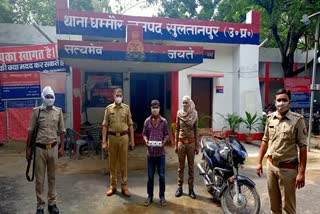 पुलिस की गिरफ्त में हत्यारोपी.