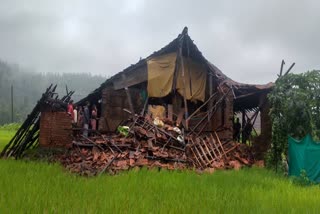 કપરાડાના મોટી પલસાણ ગામે કરંજલી ફળીયામાં ઘર ધરાસાઇ, 12 લોકોનો ચમત્કારિક બચાવ