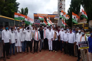 congress leaders protesting in front of petrol bunks over petrol and diesel rates