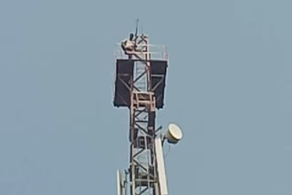 मोबाइल टावर पर चढ़ा व्यक्ति.