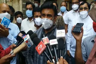 No proposal for a complete lockdown Symbolic drive to vaccination campaign in Karnataka: Health minister കർണാടകയിൽ സമ്പൂർണ ലോക്ക്‌ഡൗണില്ല 18 വയസിന് മുകളിലുള്ളവർക്ക് വാക്‌സിനേഷൻ വാക്‌സിനേഷൻ vaccination ലോക്ക്‌ഡൗൺ lockdown കർഫ്യൂ curfew കർണാടകയിൽ കർഫ്യൂ karnataka curfew covid covid19 കൊവിഡ് കൊവിഡ്19 Karnataka Health minister Health minister Karnataka ആരോഗ്യമന്ത്രി കർണാടക ആരോഗ്യമന്ത്രി ഡോ.സുധാകർ dr sudhakar