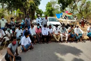 mushabad farmers protest infront of paddy purchase center 