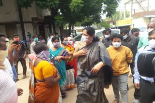 minister sathyavathi took covid vaccine, minister sathyavathi visit mahabubabad hospital 