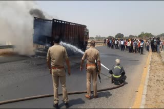 आग बुझाते फायर ब्रिगेड कर्मचारी